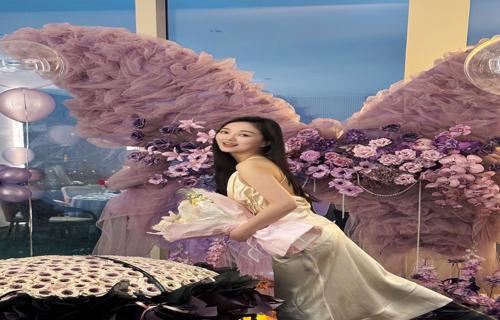 有粉丝认为赵今麦和胡先煦之间应该只是朋友关系毕竟娱乐圈中的竞争非常激烈明星们需要保持一定的距离来保护