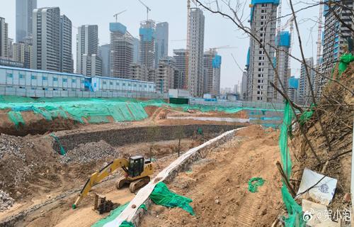 核弹投入黑洞后黑洞的命运这一话题时我们不禁会思考这个事件将如何改变我们对宇宙的认知然而除了直接的物理